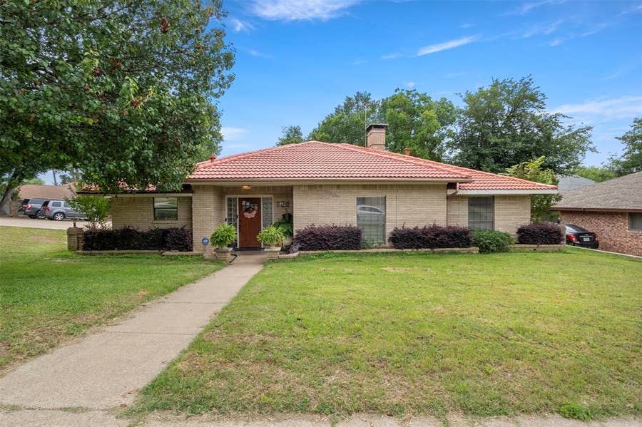 Property photo for 1400 Rusdell Drive, Irving, TX
