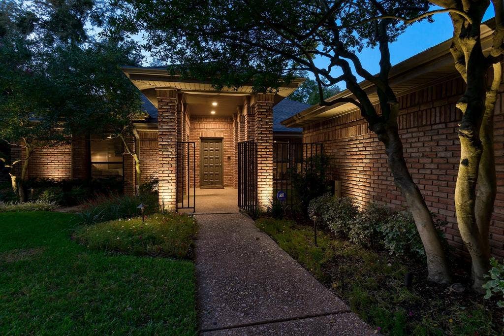 14913 Oaks North Drive, Addison, TX 75254