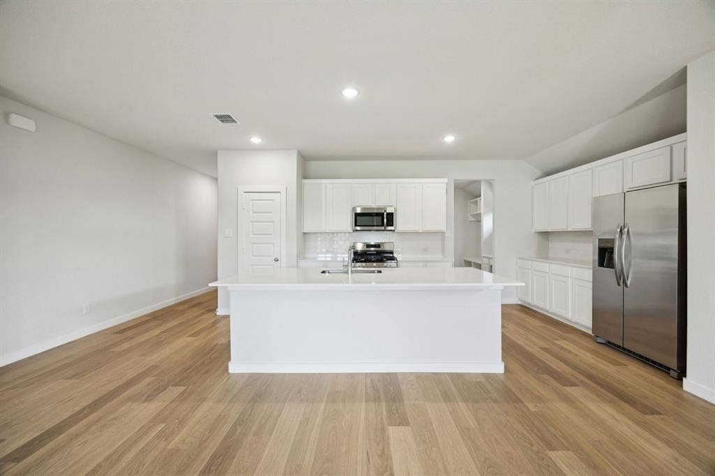 1870 Balfour Bend, Forney, TX 75126 Kitchen in the Heisman home plan by Trophy Signature Homes – REPRESENTATIVE PHOTO