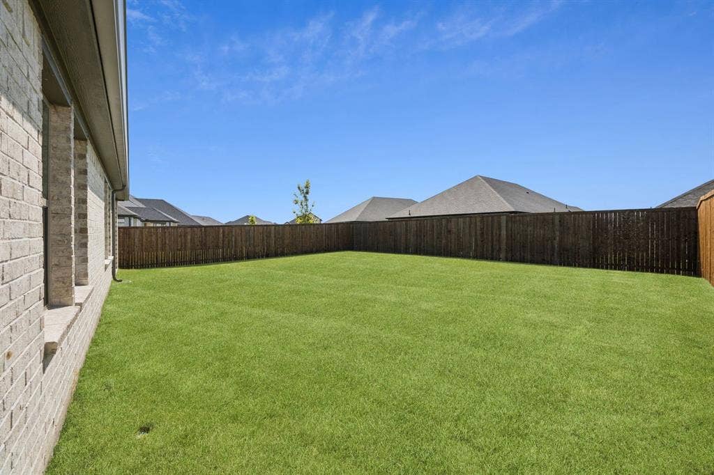 1870 Balfour Bend, Forney, TX 75126 Yard in the Heisman home plan by Trophy Signature Homes – REPRESENTATIVE PHOTO