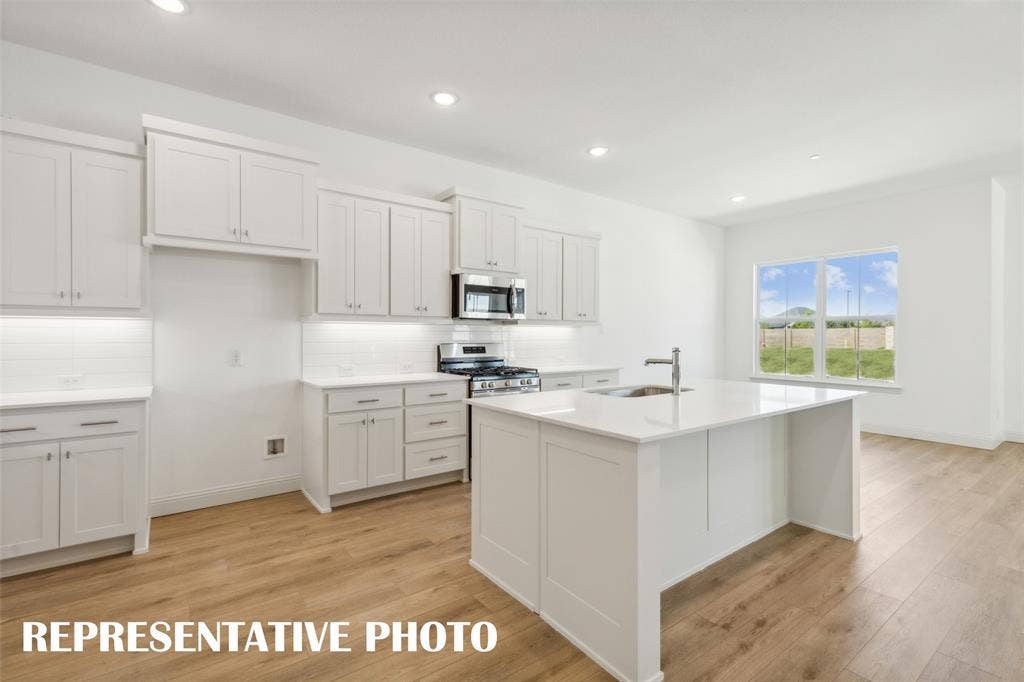 1026 Splitrock Drive, Allen, TX 75013 No shortage of space or style is this dream kitchen! REPRESENTATIVE PHOTO