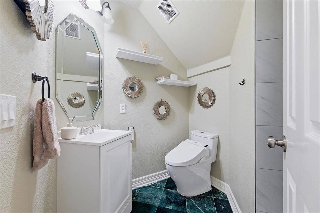 1432 Honey Locust Drive, Plano, TX 75023 Downstairs Full Hall Bathroom across from BdRm 2