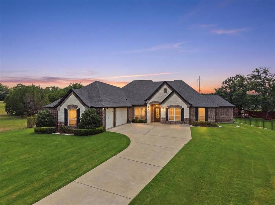 Property photo for 3913 Homestead Court, Granbury, TX