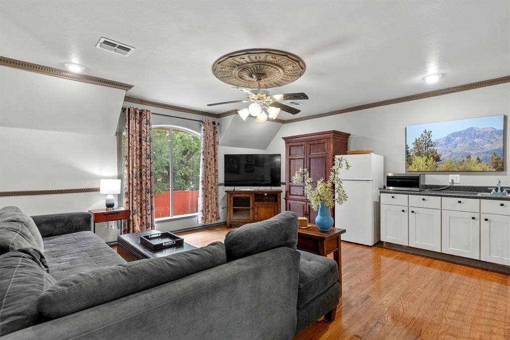 Game room or second livingroom with wet bar
