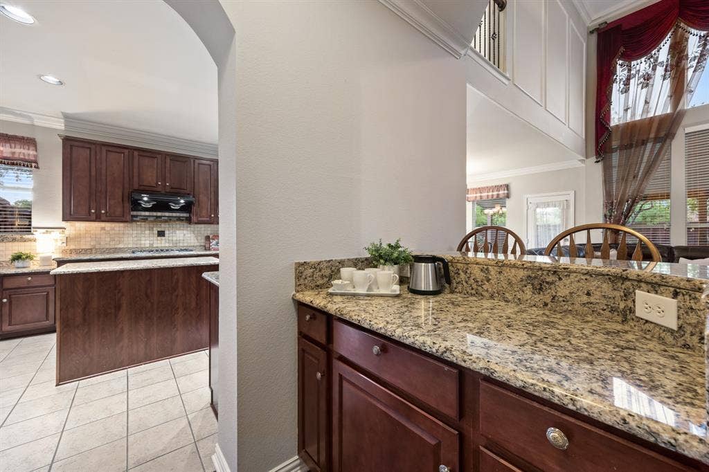1501 Weathered Wood Lane, Garland, TX 75040 Coffee/breakfast bar off kitchen