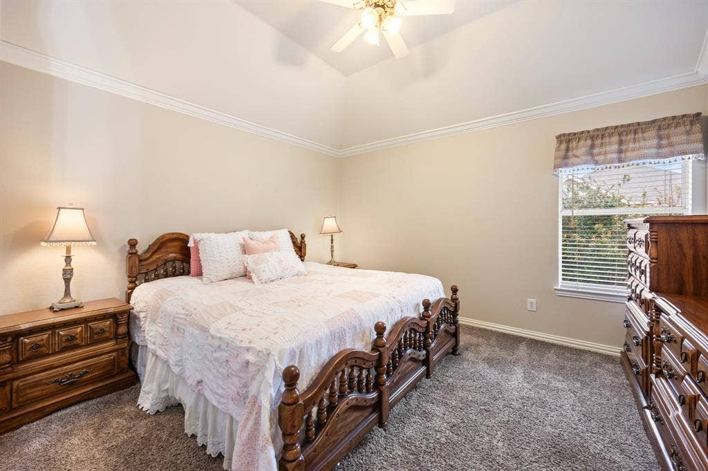 1501 Weathered Wood Lane, Garland, TX 75040 Shares Jack-and-Jill bathroom