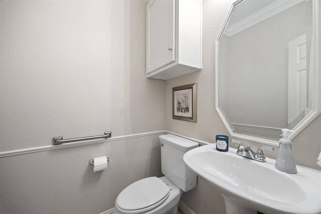 1501 Weathered Wood Lane, Garland, TX 75040 Downstairs half bath