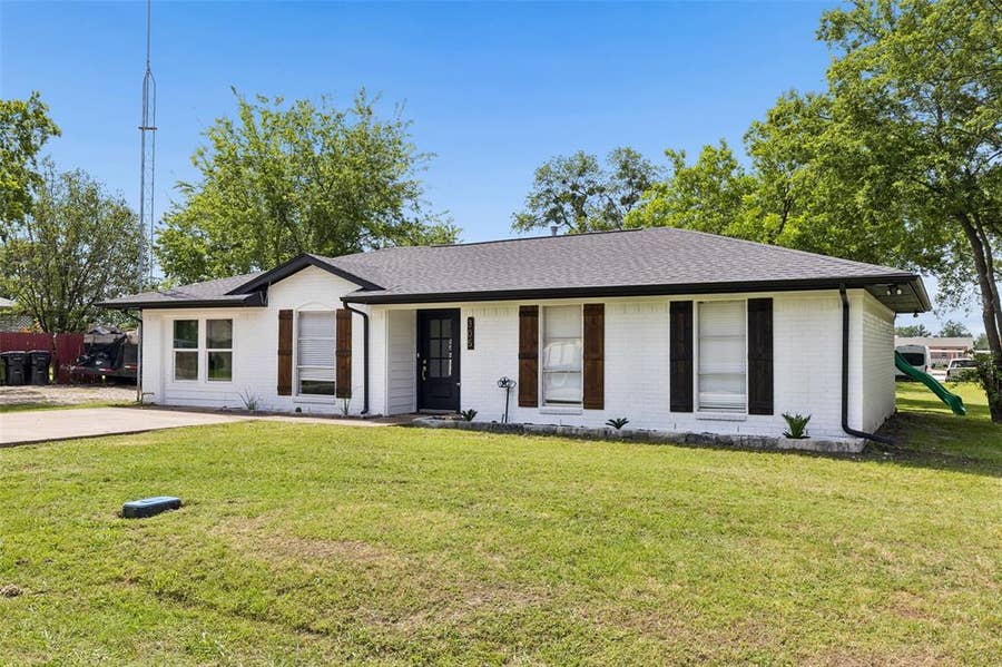Property photo for 305 E Laura Avenue, Quinlan, TX