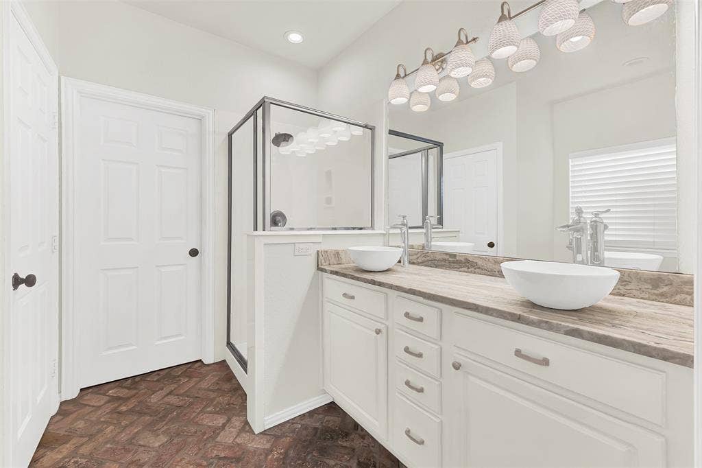 3024 Greenway Drive, Burleson, TX 76028 Primary Ensuite Bath