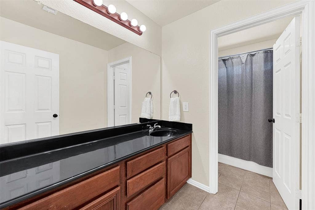 3024 Greenway Drive, Burleson, TX 76028 Full Bath