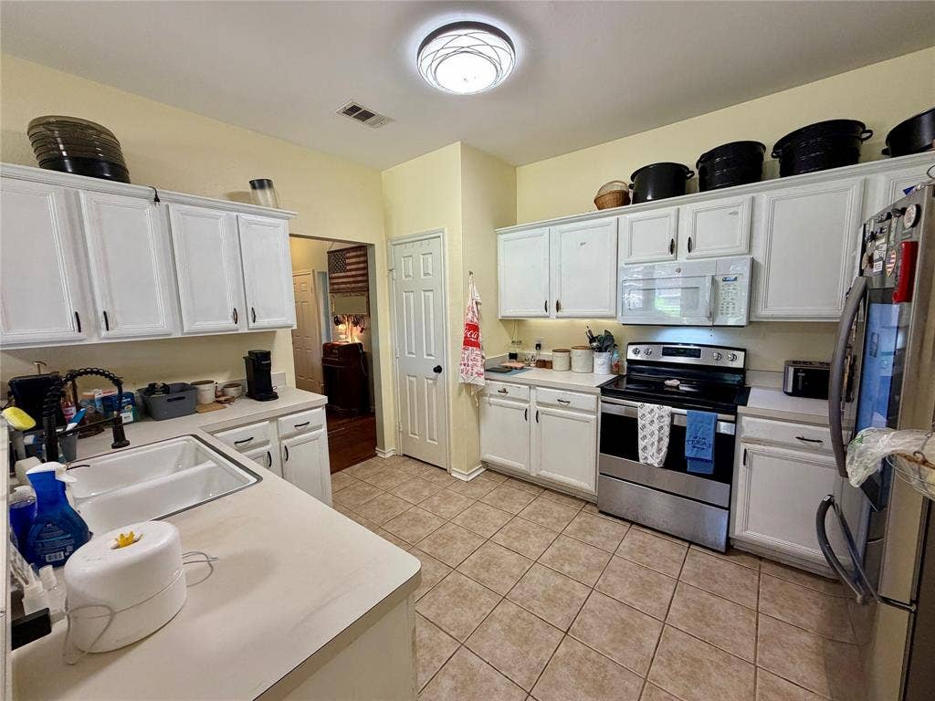 514 Morningside Court, Midlothian, TX 76065 Lots of cabinet & pantry space