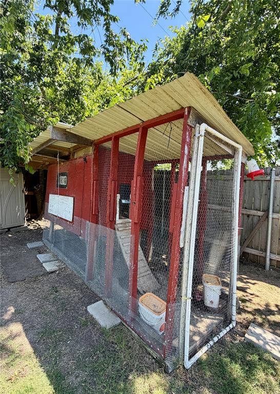 514 Morningside Court, Midlothian, TX 76065 Chicken Coop Stays