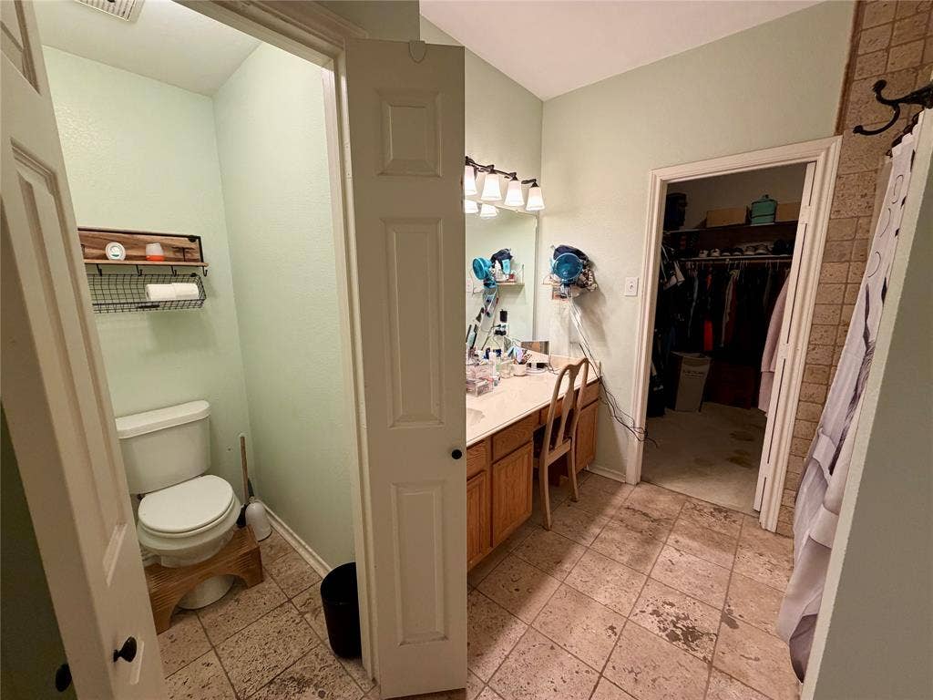 514 Morningside Court, Midlothian, TX 76065 Separate toilet area