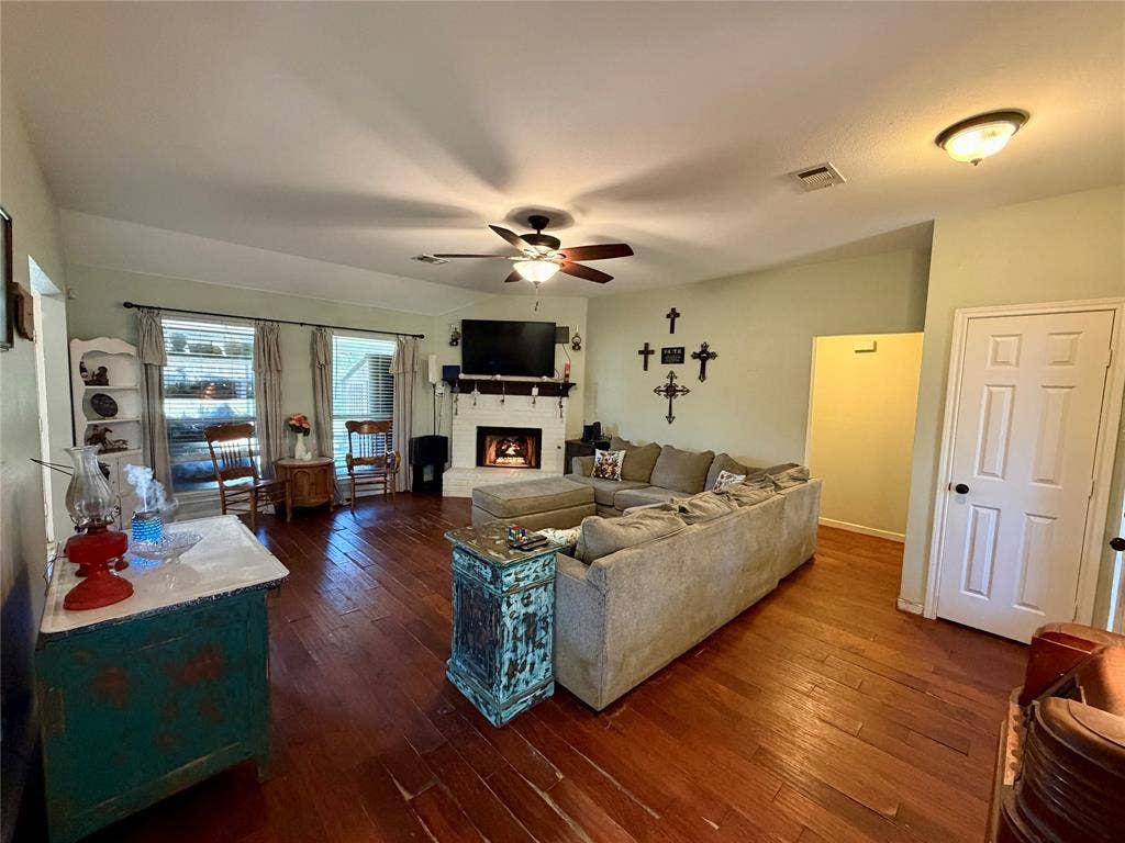 514 Morningside Court, Midlothian, TX 76065 Large open living area with gas log fireplace