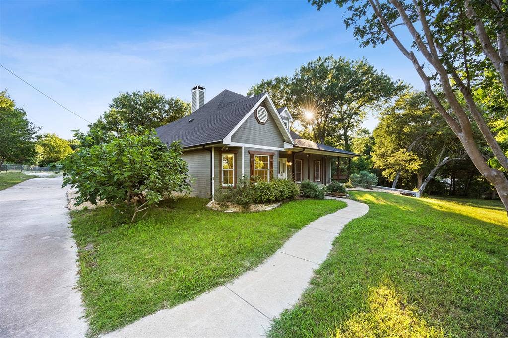 1044 E Woodridge Road, Waxahachie, TX 75165