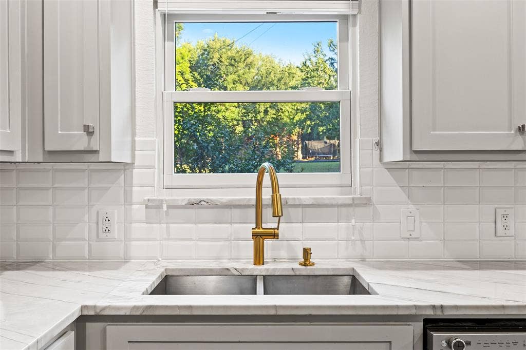 1044 E Woodridge Road, Waxahachie, TX 75165