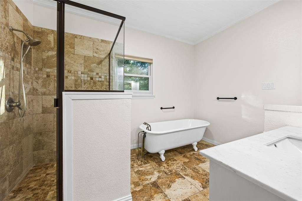 1044 E Woodridge Road, Waxahachie, TX 75165