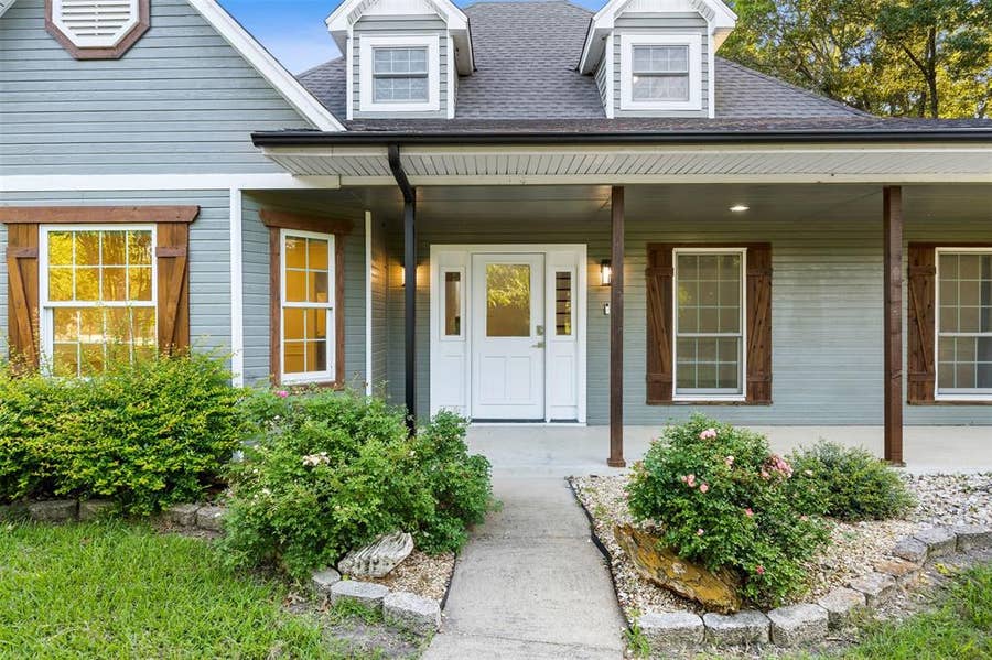 Property photo for 1044 E Woodridge Road, Waxahachie, TX