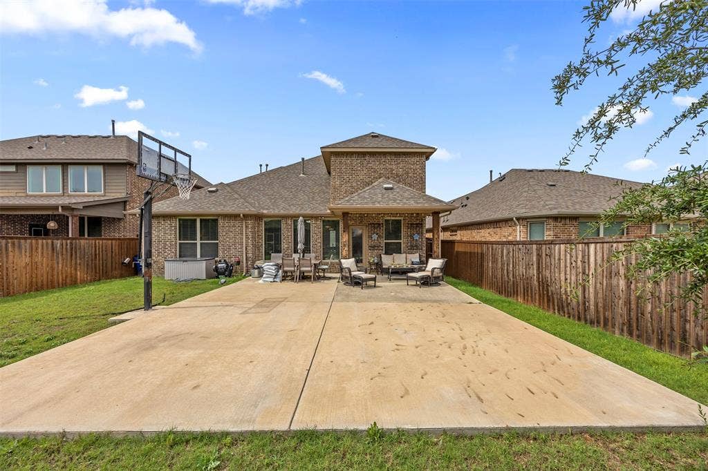 1437 Tanglewood Trail, Northlake, TX 76226 Expansive concrete patio with integrated basketball hoop