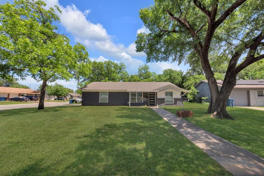 Property photo for 821 Lovers Lane, Grapevine, TX