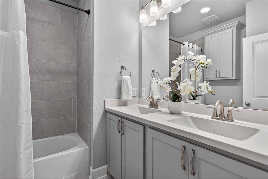 6301 Millie Way, McKinney, TX 75070 Upstairs bathroom