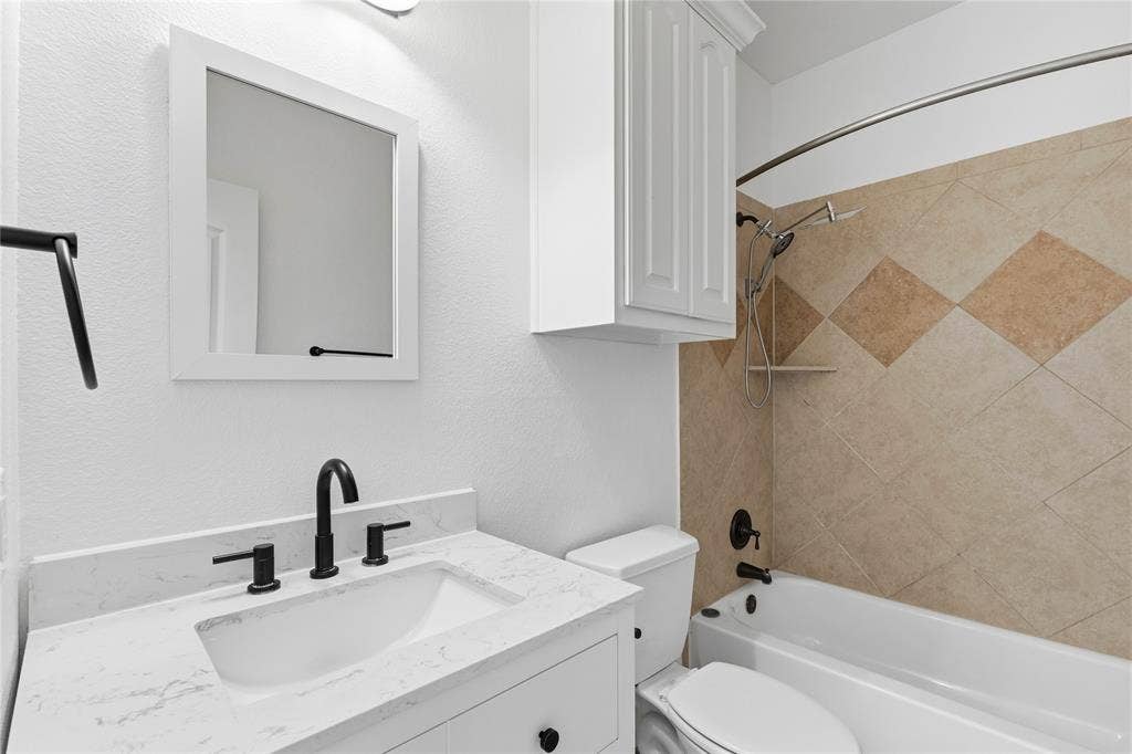 544 Hubbard Circle, Nevada, TX 75173 Bathroom featuring a white vanity with an integrated sink and matte black fixtures