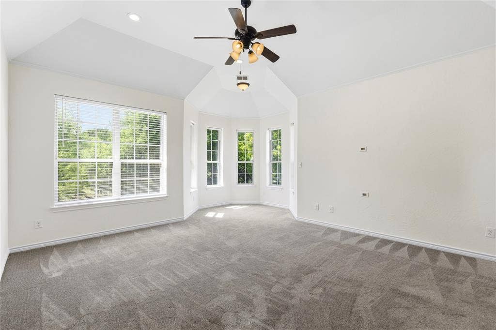 544 Hubbard Circle, Nevada, TX 75173 Spacious room featuring vaulted ceilings, a prominent bay window area, and a large window with white blinds