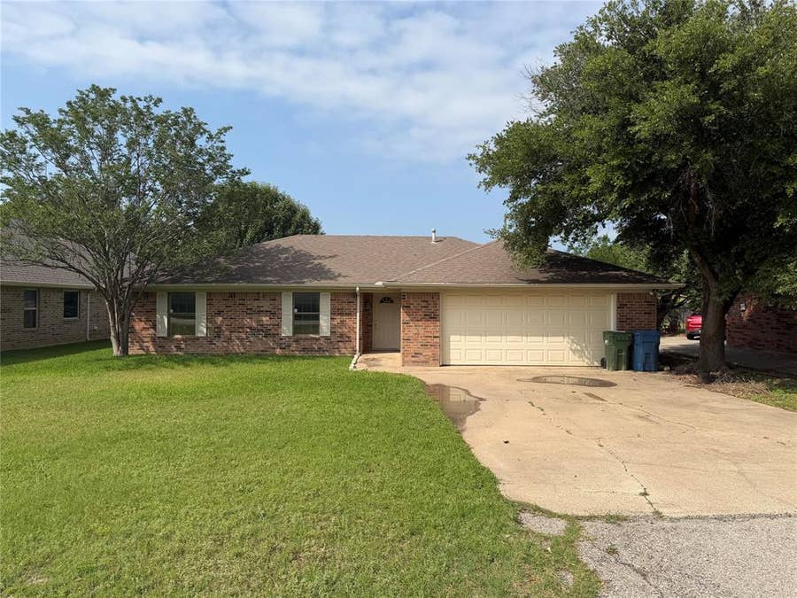 Property photo for 305 Lois Street, Roanoke, TX