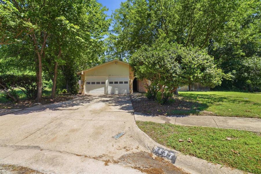 Property photo for 1137 Meadow Creek Court, Lancaster, TX