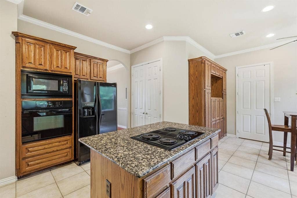 201 Fountainview Drive, Euless, TX 76039 Lots of built-ins and large pantry make for a great kitchen.
