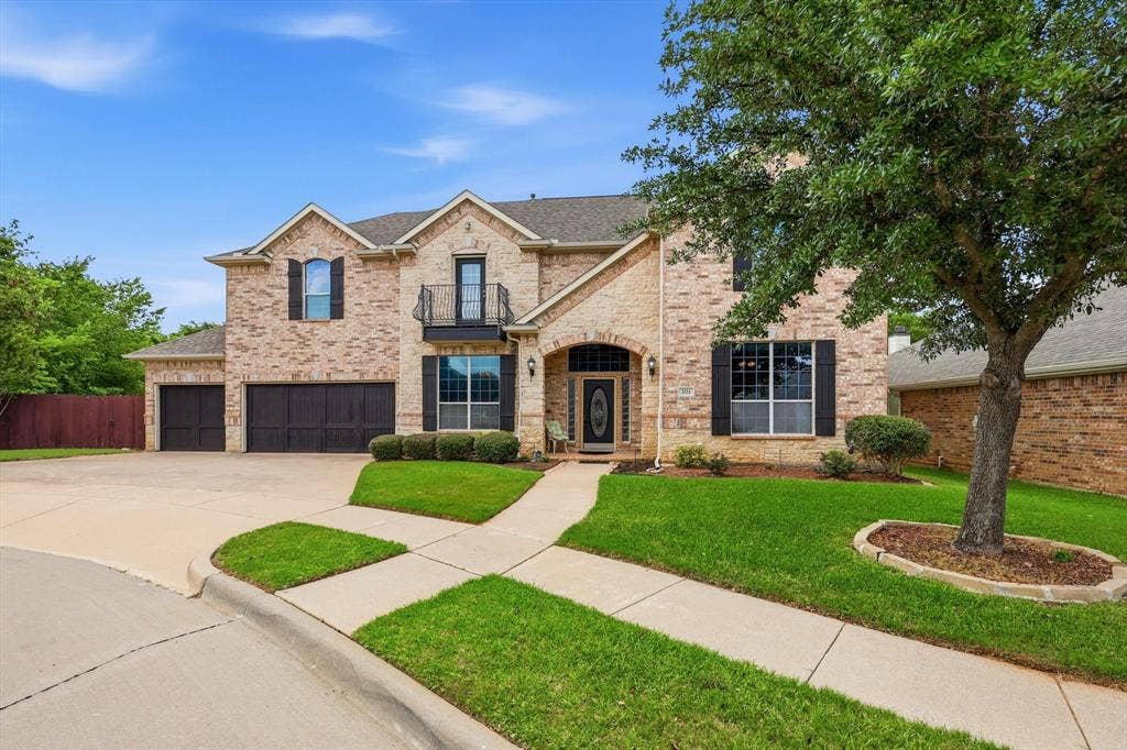 201 Fountainview Drive, Euless, TX 76039 Beautiful 4 bed, 3.5 bath, 3 car garage in coveted gated community with resort style amenties.