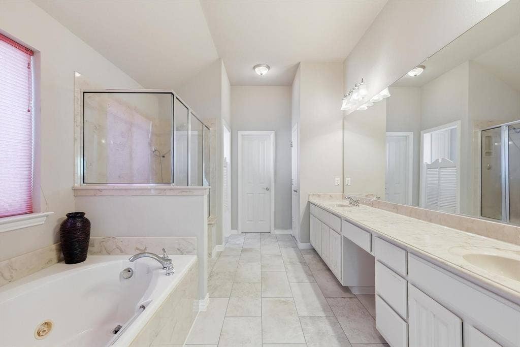201 Fountainview Drive, Euless, TX 76039 Generous sized primary ensuite features dual sinks, vanity sitting area, large separate tub, separate shower, and oversized walk-in closet.