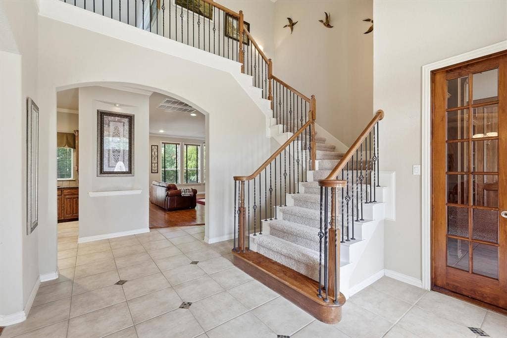 201 Fountainview Drive, Euless, TX 76039 Grand staircase leads to second flex living space and bedrooms.