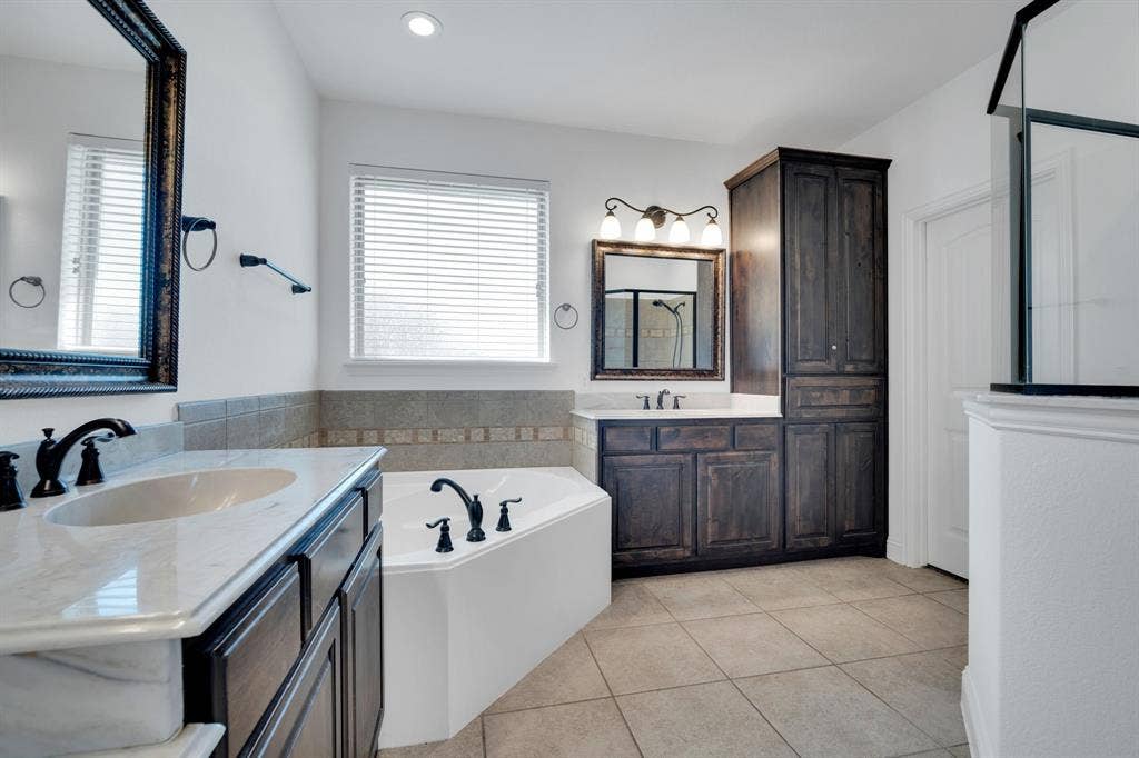 3205 Meadow Ridge Drive, Midlothian, TX 76065