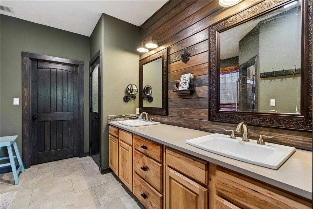 11591 Fm 59, Athens, TX 75751 Primary1 Ensuite bath with Dual vanity with light wood cabinetry, white rectangular sinks, and brushed gold fixtures