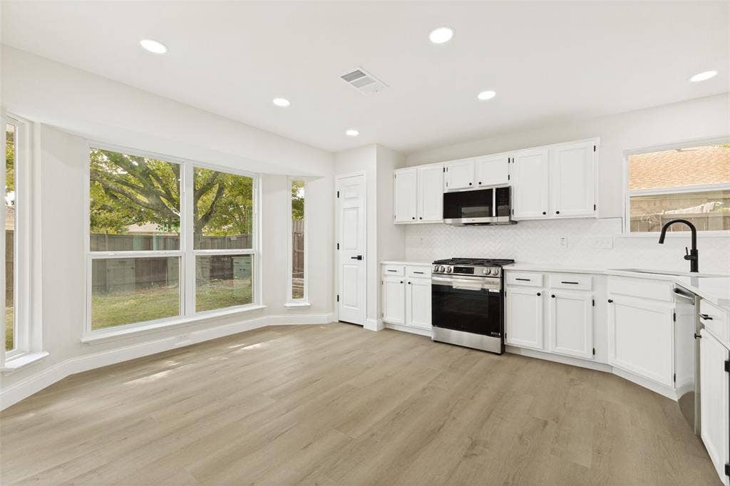 713 Bridgewater Lane, Mesquite, TX 75181 Kitchen and dining area featuring light wood-finish flooring