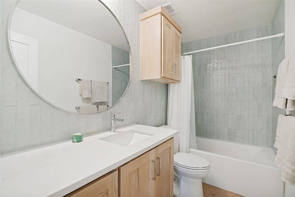 2578 Tanglewood Drive, Athens, TX 75752 Hall bathroom