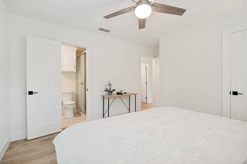2578 Tanglewood Drive, Athens, TX 75752 En-suite bedroom