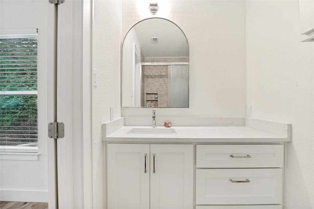 2578 Tanglewood Drive, Athens, TX 75752 En-suite bath