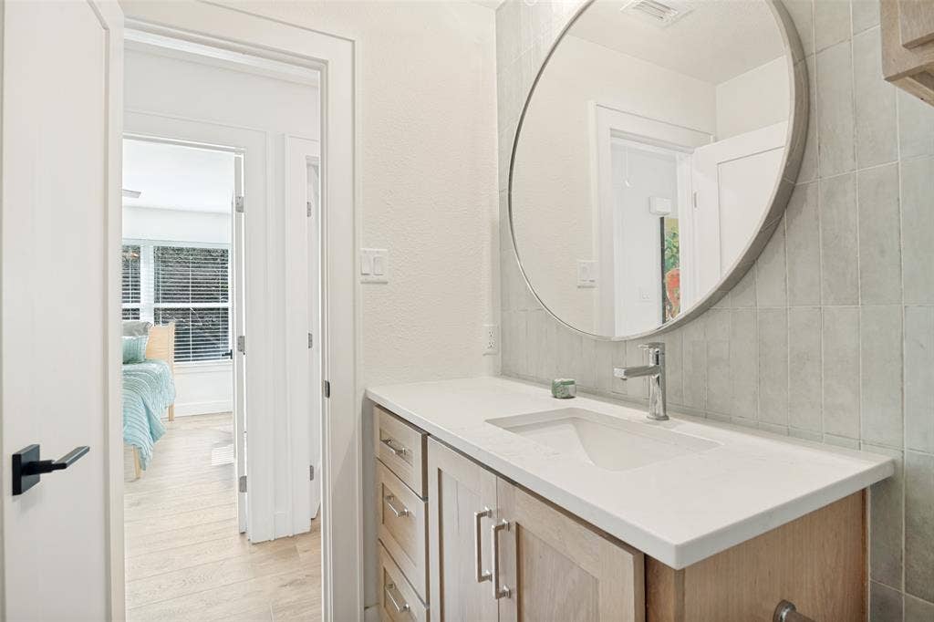 2578 Tanglewood Drive, Athens, TX 75752 Hall bathroom