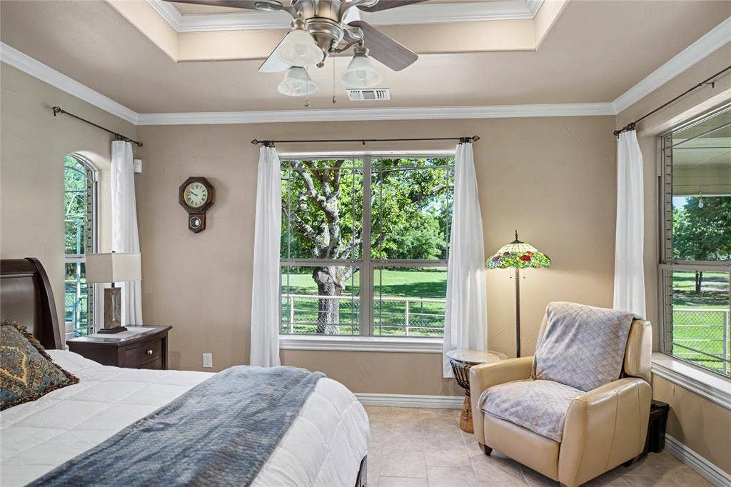 101 Friendship Circle, West Tawakoni, TX 75474 Room with a tray ceiling and a ceiling fan light fixture