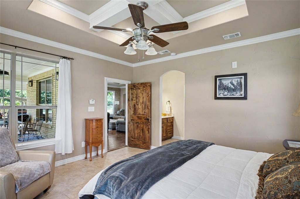 101 Friendship Circle, West Tawakoni, TX 75474 Tray ceiling with crown molding and a ceiling fan light fixture