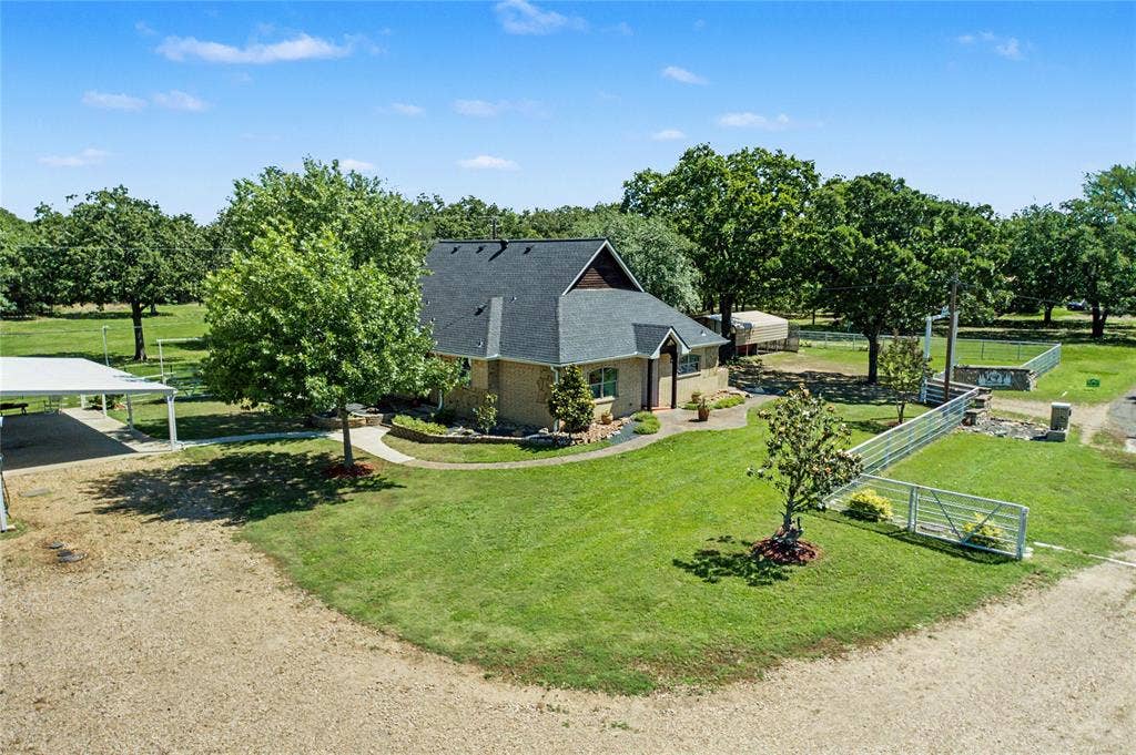 101 Friendship Circle, West Tawakoni, TX 75474 Single-story residence featuring a dark shingle roof and light-toned siding