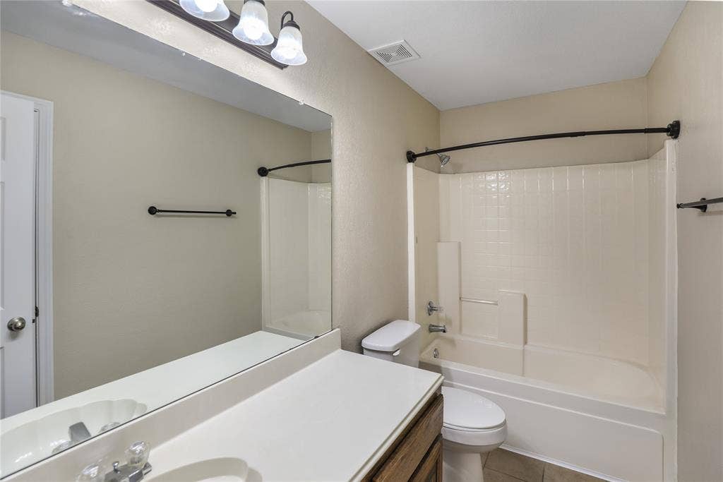 11317 Canoe Road, Frisco, TX 75035 Secondary Bath upstairs