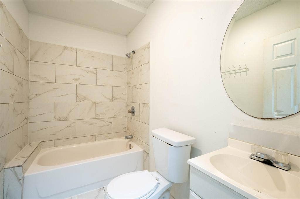 1623 Fresno Street, Dallas, TX 75217 bathroom 2