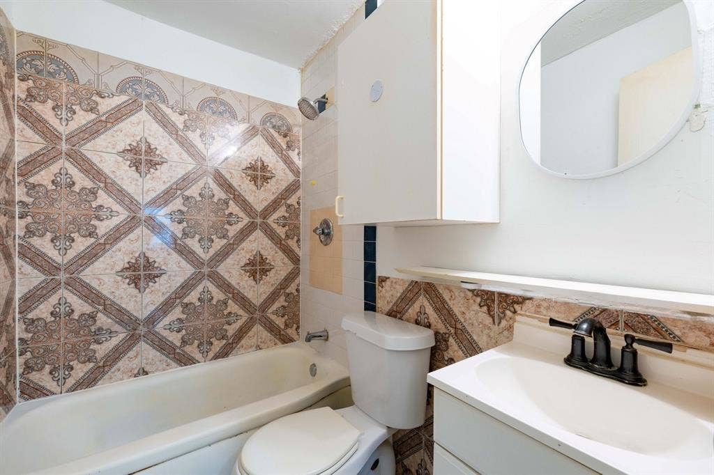 1623 Fresno Street, Dallas, TX 75217 bathroom 1