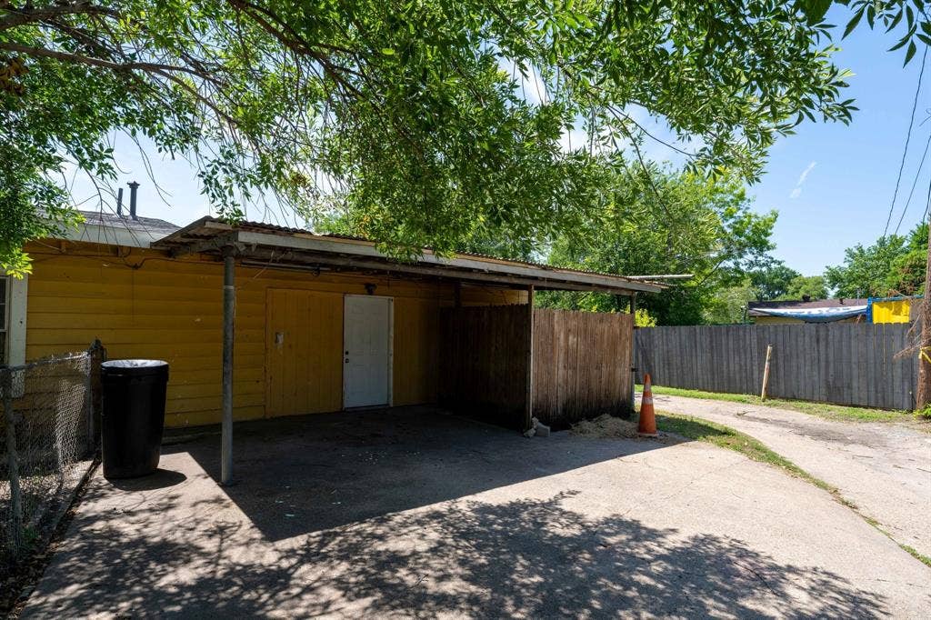 1623 Fresno Street, Dallas, TX 75217 storgae