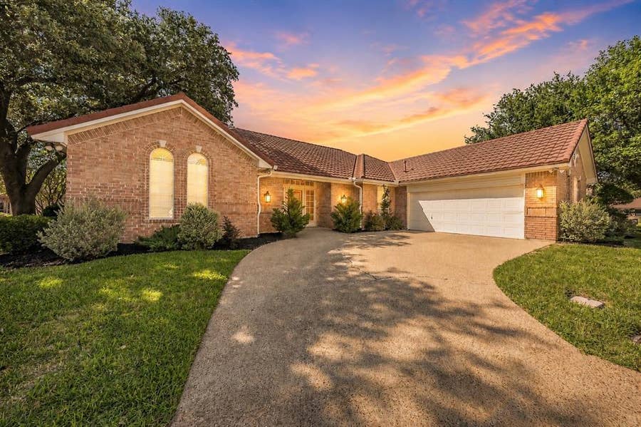 Property photo for 816 S Havenwood Lane, Fort Worth, TX