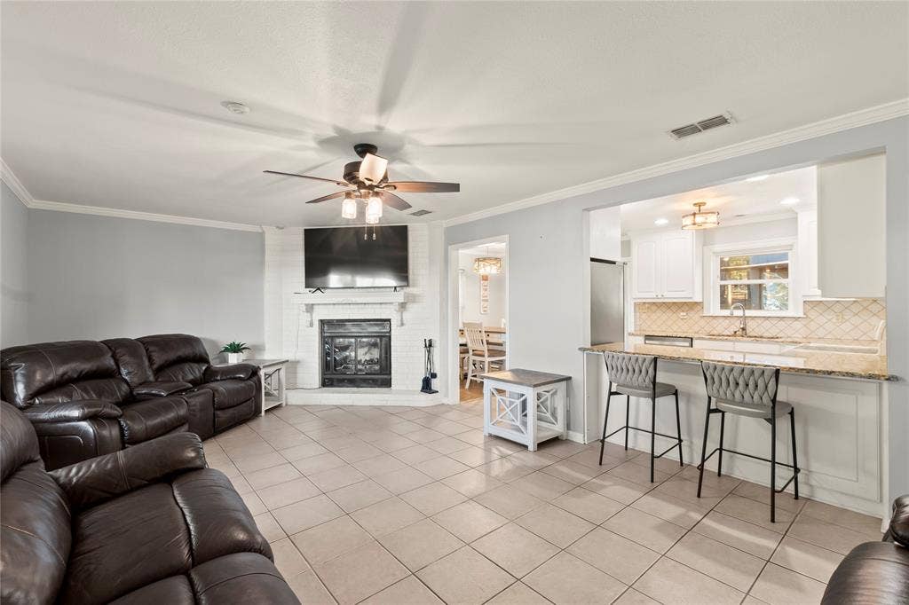 6001 Melba Drive, Malakoff, TX 75148 Comfortable and cozy gathering space for family and friends