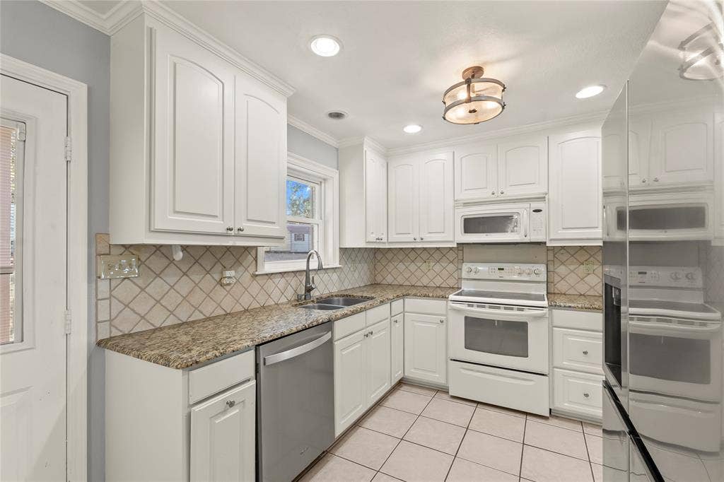 6001 Melba Drive, Malakoff, TX 75148 Updated kitchen with granite countertops and stainless steel appliances